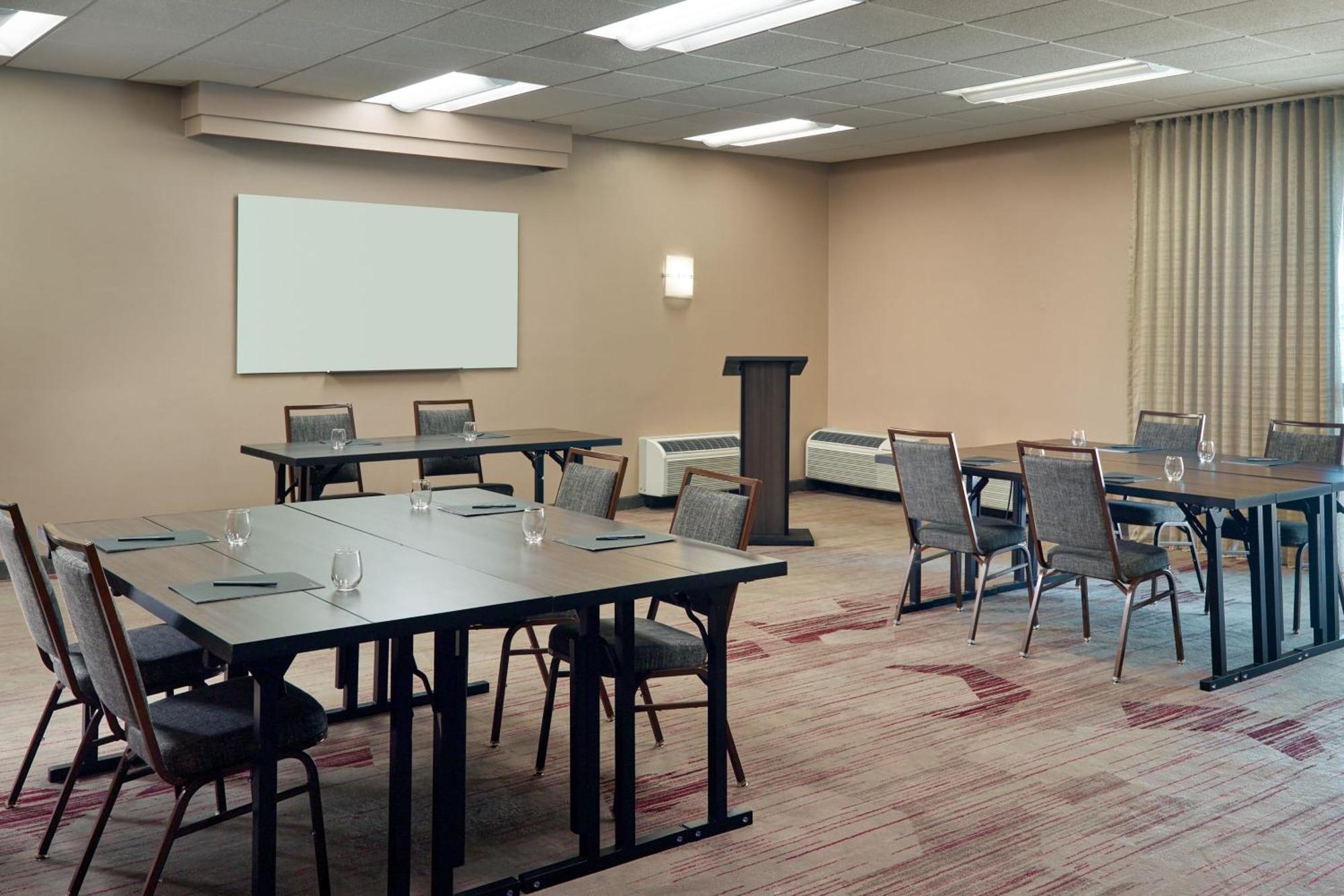 Courtyard By Marriott Atlanta Executive Park/Emory Hotel Exterior photo
